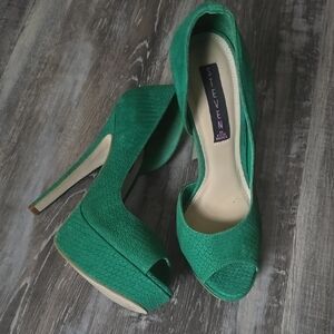 Steven By Steve Madden Green Textured Peep Toe Heels